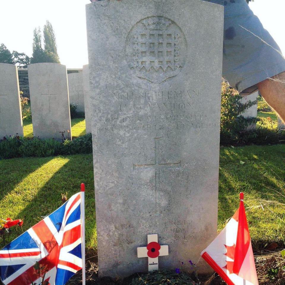 DrAlbino's tweet photo. In memory of all those who died for all of us.
The inscription on the grave says:
He loved purely
Spoke truly
And died bravely

The grave is in rural France and is the resting place of my father's uncle who died fighting for the British in WWI. https://t.co/GRsZtJtB9x