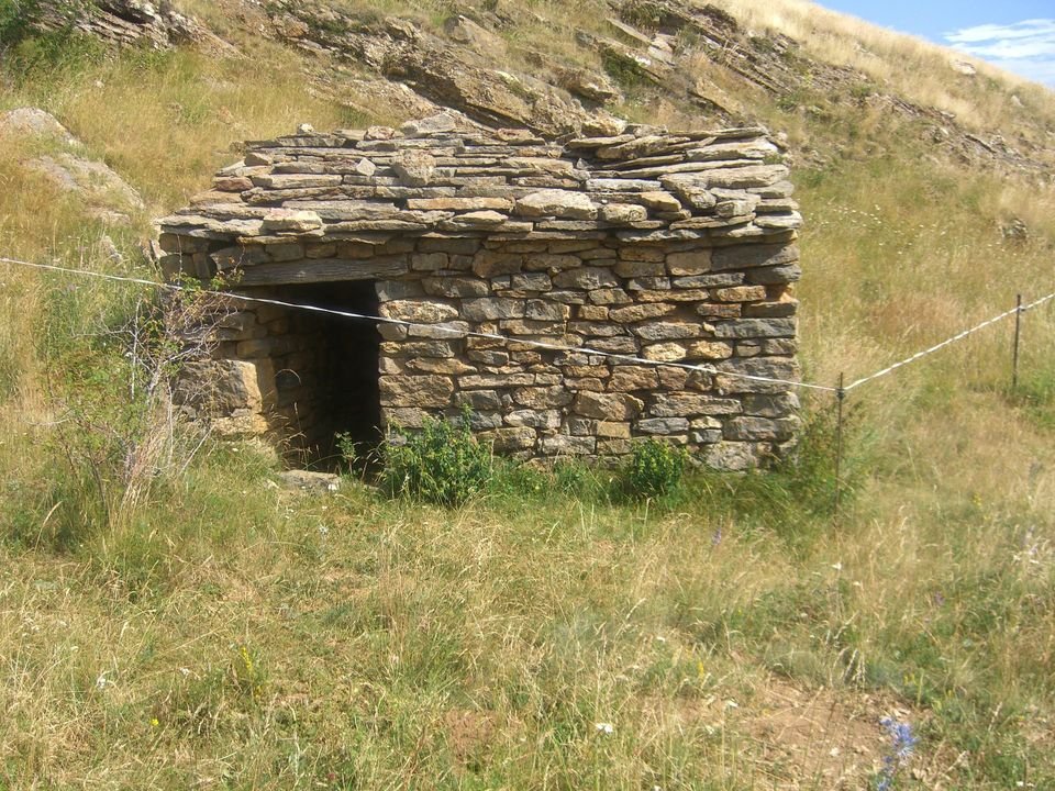 pepfort's tweet photo. El meu cosí, el meu padrí i un dels meus oncles a la cabana de #Solati
60 anys després, seguia dreta. Avui, també. La va construir el meu padrí, feta de pedra seca.
#ValldÀssua #Seurí #ElsMeusOrígens #CasaBernat #PallarsSobirà @pallarsdigital @ajuntamentsort https://t.co/pF8arWBRFp