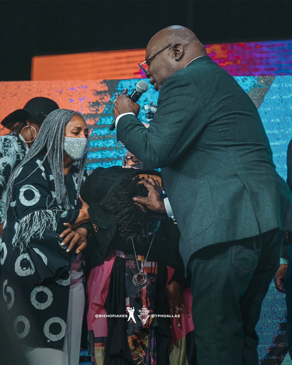FirstLadyJakes's tweet photo. "The miracle is in the mud." In our wilderness, we look for a way of escape, but God is looking for our sweat equity. Are you willing to dig in a dry place? 

Let your strength be renewed as you watch #BuildForExpansion with @BishopJakes at https://t.co/b1NN4KaZfS 

#TPHOnline https://t.co/fynscupxR0