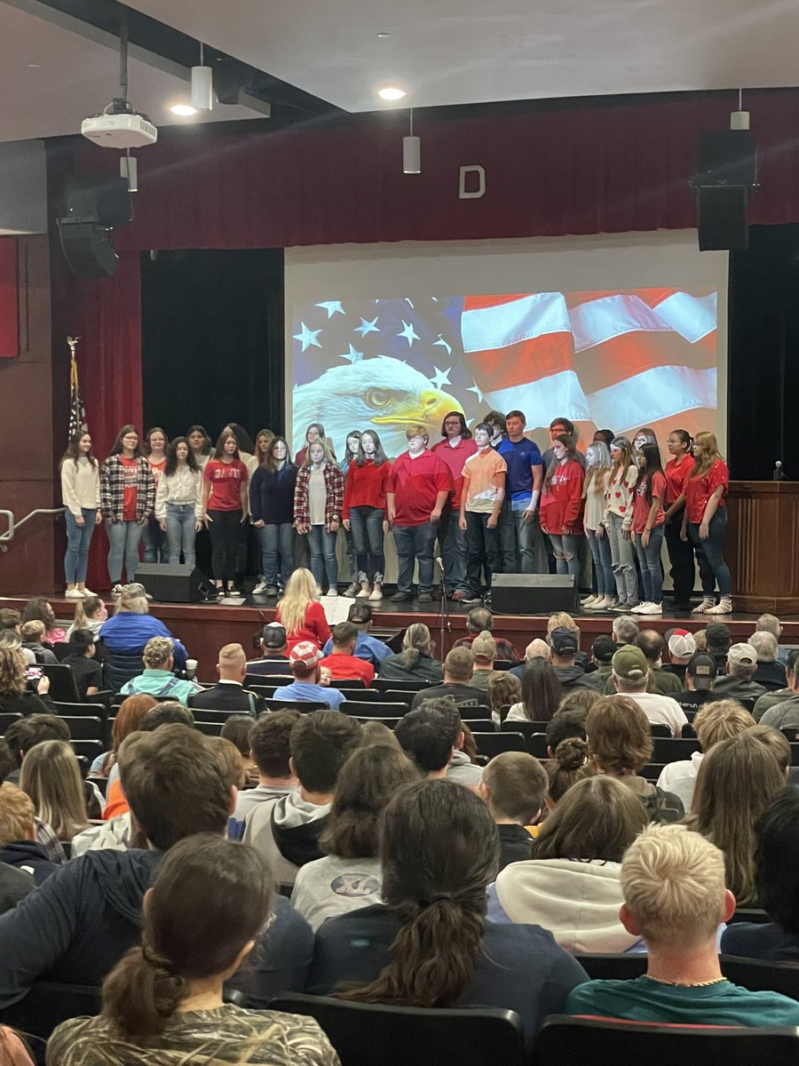 DavisWolvesPS's tweet photo. Honoring our local heroes this morning for Veterans Day!  Thank you for your service and sacrifice to our great country!  #daviswolves #oklaed #VeteransDay https://t.co/VMXCoNqtgB
