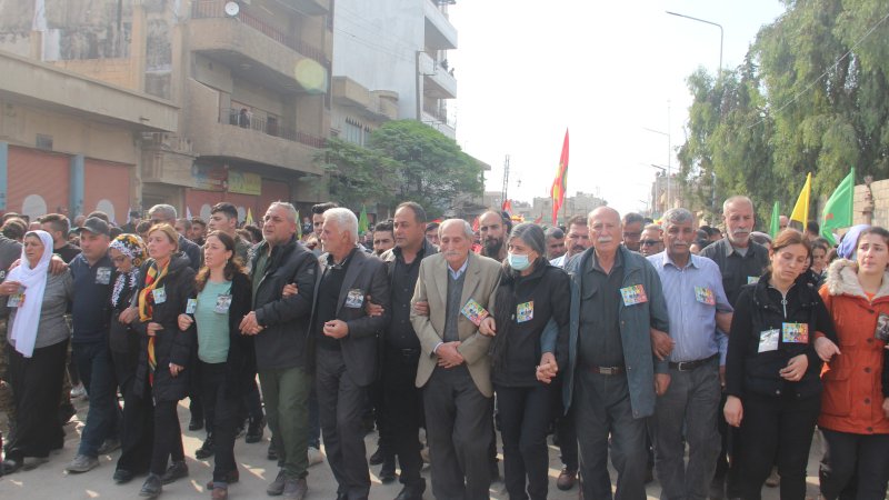 etkinhaberetha's tweet photo. Qamişlo halkı şehitlerini görkemli törenle uğurladı
➡️ https://t.co/aX8CNHDDtL https://t.co/cQfNegDEtE