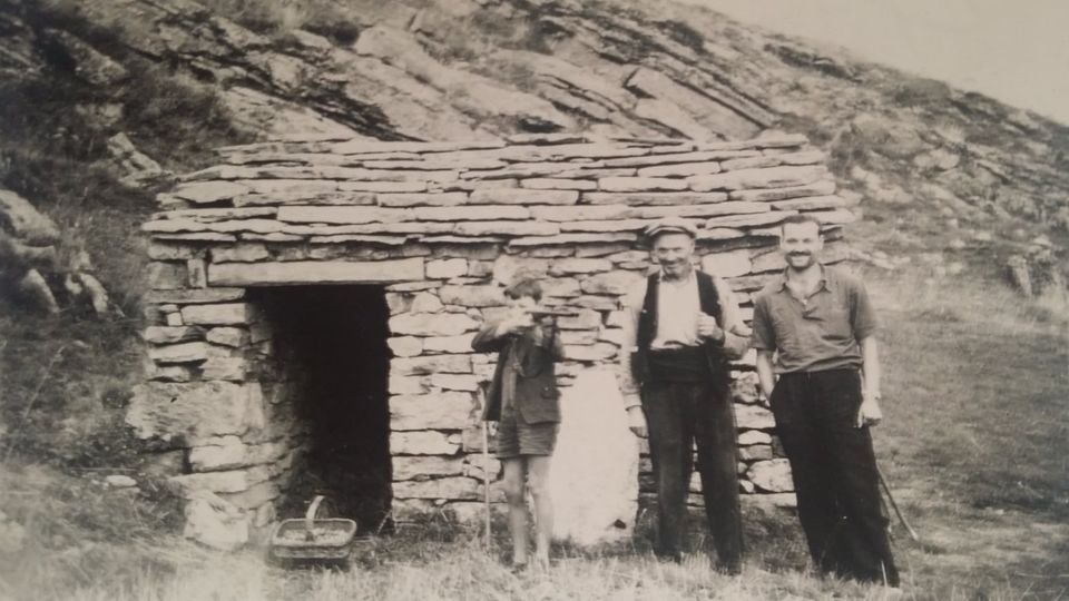 pepfort's tweet photo. El meu cosí, el meu padrí i un dels meus oncles a la cabana de #Solati
60 anys després, seguia dreta. Avui, també. La va construir el meu padrí, feta de pedra seca.
#ValldÀssua #Seurí #ElsMeusOrígens #CasaBernat #PallarsSobirà @pallarsdigital @ajuntamentsort https://t.co/pF8arWBRFp