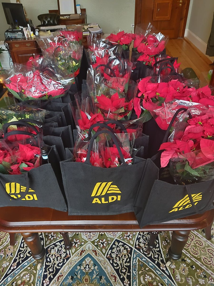 Mater_ICU's tweet photo. Thank you to @Aldi_Ireland for your generous gifts to our critical care staff; we are very grateful for your support 😊 #SocialDistancing https://t.co/WC0hPLEiAg