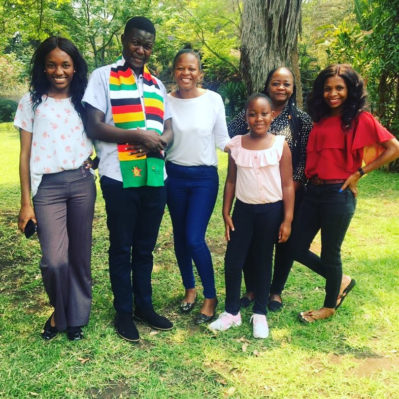 simukacomedy's tweet photo. Young Women for Vakuru🤣
Mazvionaka kuti support yacho iri heki. Tinotenda chose🙏🏾🙏🏾🙏🏾
#SimukaComedyFestival2021 #SimukaFuti #SimukaWeek #Simuka10 #SimukaTV
#FreeVoiceTakeCharge
#SimukaComedy🇿🇼🇿🇼 https://t.co/G3dyaWY4cB