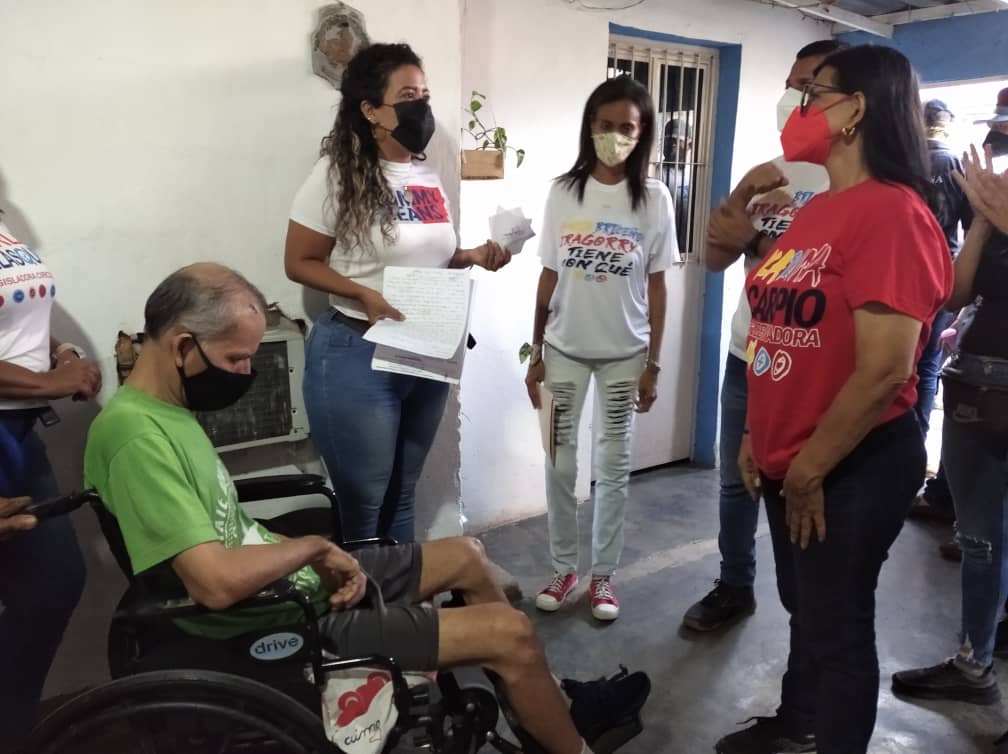Con el recorrido casa por casa en el sector Caña de azúcar, continuamos con la jornada en compañía del candidato a la alcaldía del Municipio Mario Briceño Iragorry, Brullerby Suarez.

#AraguaTieneConQué 
#VenezuelaTieneConQué
#KarinaTieneConQué