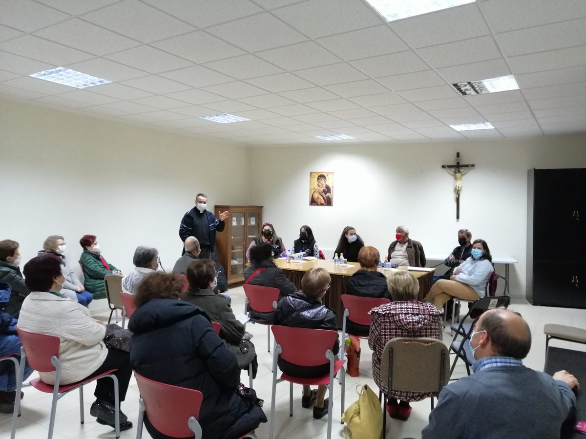 diocesissalaman's tweet photo. El centro parroquial de #AlbadeTormes ha acogido esta tarde una mesa redonda con testimonios de técnicos y voluntarios del @ComedorPobresSa, @molokaisscc y Pastoral Obrera. #semanapastoralsocial #JornadaMundialDeLosPobres https://t.co/xRMwHb8InQ