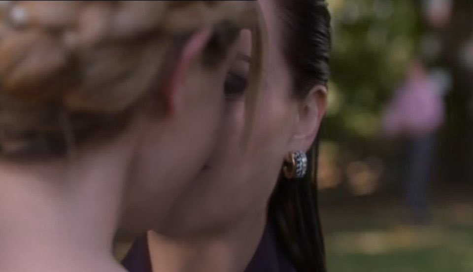 milfsmcg's tweet photo. cw release the sc cut because SUPERCORP KISSED and there's actual proof of it. https://t.co/E9bUfQfx8R