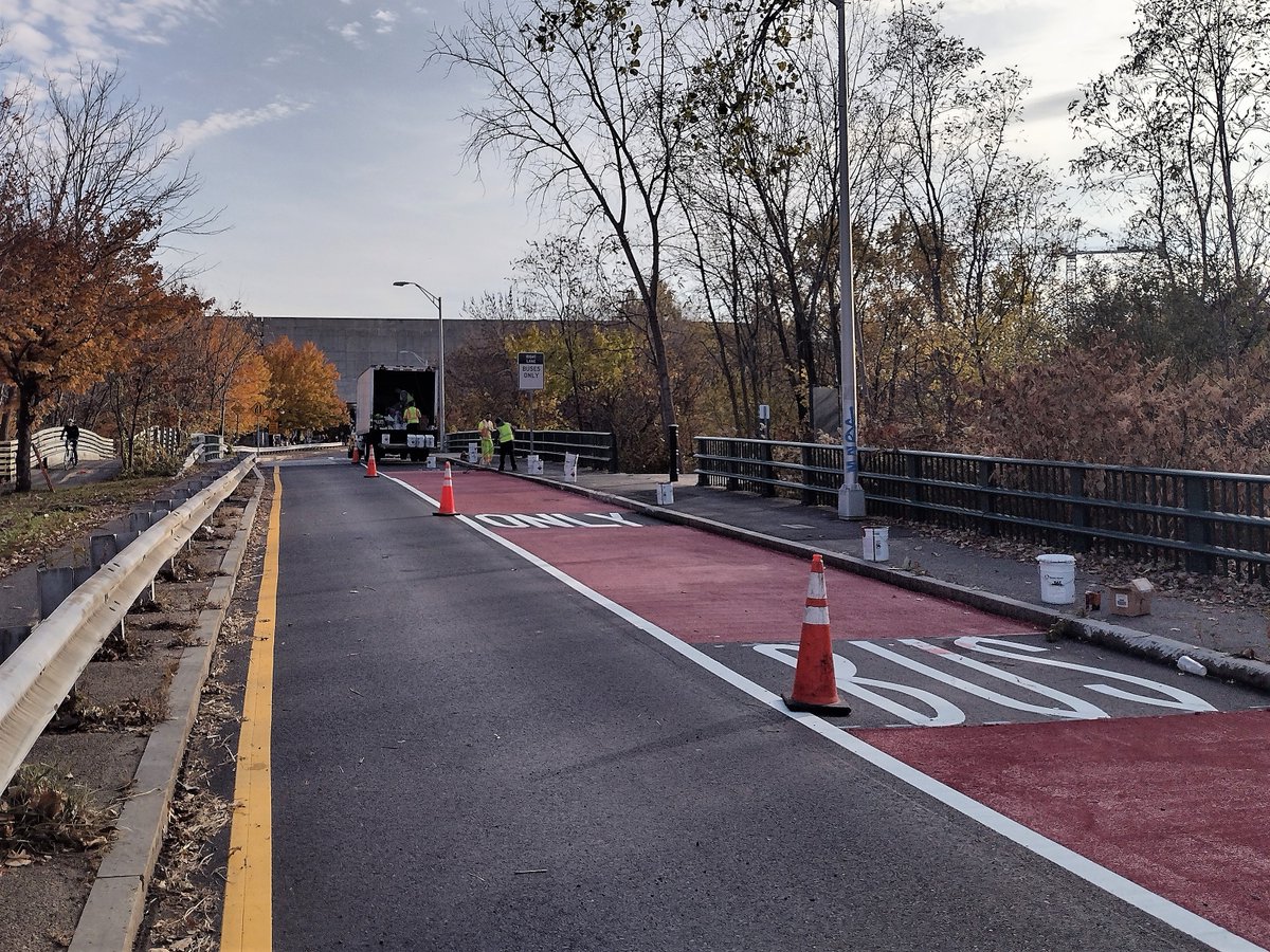 ansoncfit's tweet photo. Beautiful day for foliage and #FreshElmo in #CambMA: new bus-only lanes on the ramp to Alewife, and coming soon to north Mass Ave https://t.co/epbWujqj82