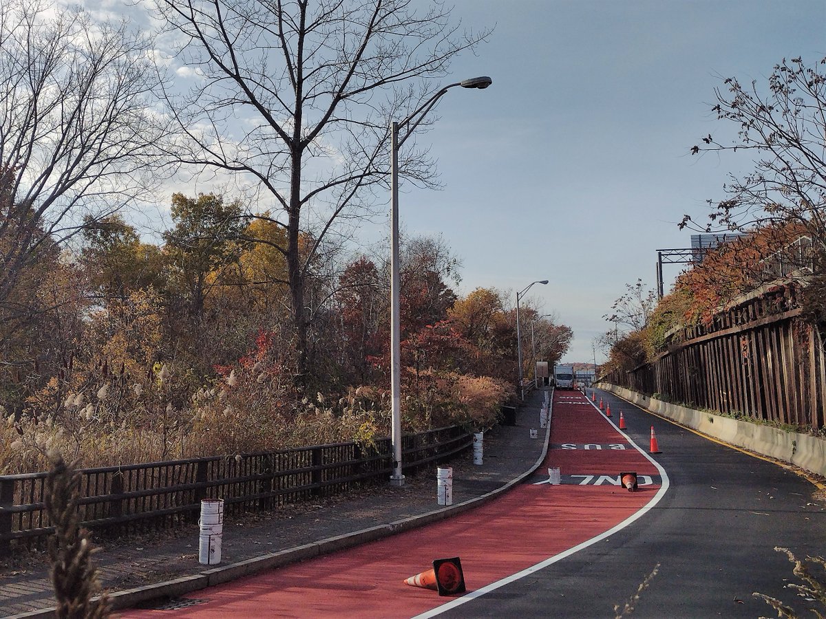 ansoncfit's tweet photo. Beautiful day for foliage and #FreshElmo in #CambMA: new bus-only lanes on the ramp to Alewife, and coming soon to north Mass Ave https://t.co/epbWujqj82