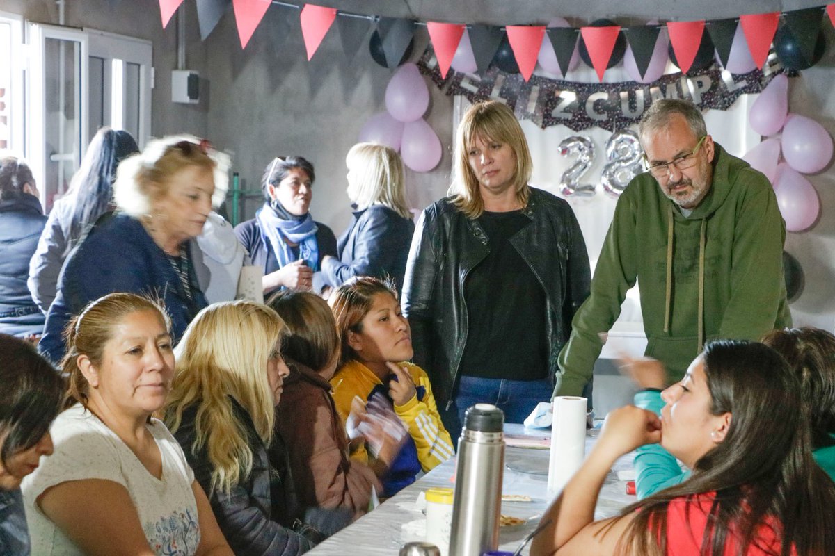 ChubutPrimerook's tweet photo. ➡️En el Barrio Pujol 2 de Puerto Madryn📍 nuestros candidatos @faapura  @vanesabril y @RosaRosario06  Muñoz se reunieron con un grupo trabajadoras de casas particulares que buscan hacer efectiva la completa vigencia de sus derechos. https://t.co/kx9WMrBuIH