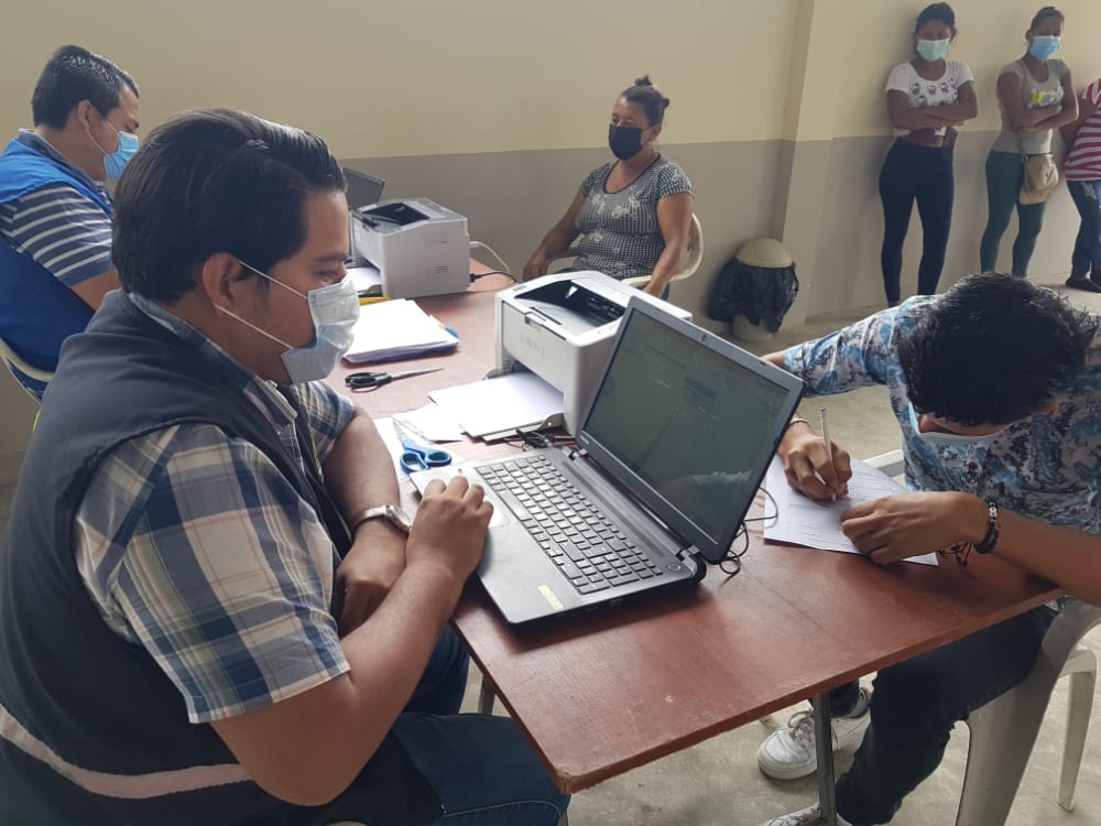 CNE_LosRios's tweet photo. #CNEInforma | La brigada #CambiaTuDomicilio se encuentra atendiendo a los usuarios del sector #AguasFrias del cantón #Mocache con la finalidad de acercar tu lugar de votación para las próximas elecciones. Recuerda el trámite es personal. https://t.co/UuGNL9oT4z