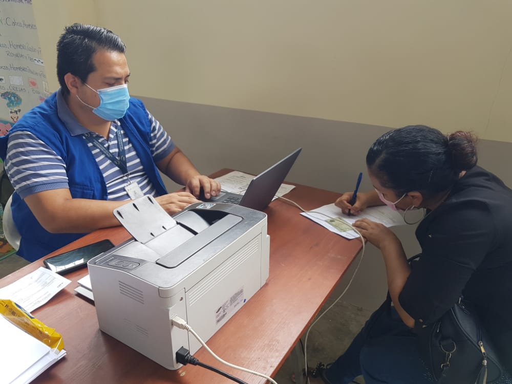 CNE_LosRios's tweet photo. #CNEInforma | La brigada #CambiaTuDomicilio se encuentra atendiendo a los usuarios del sector #AguasFrias del cantón #Mocache con la finalidad de acercar tu lugar de votación para las próximas elecciones. Recuerda el trámite es personal. https://t.co/UuGNL9oT4z