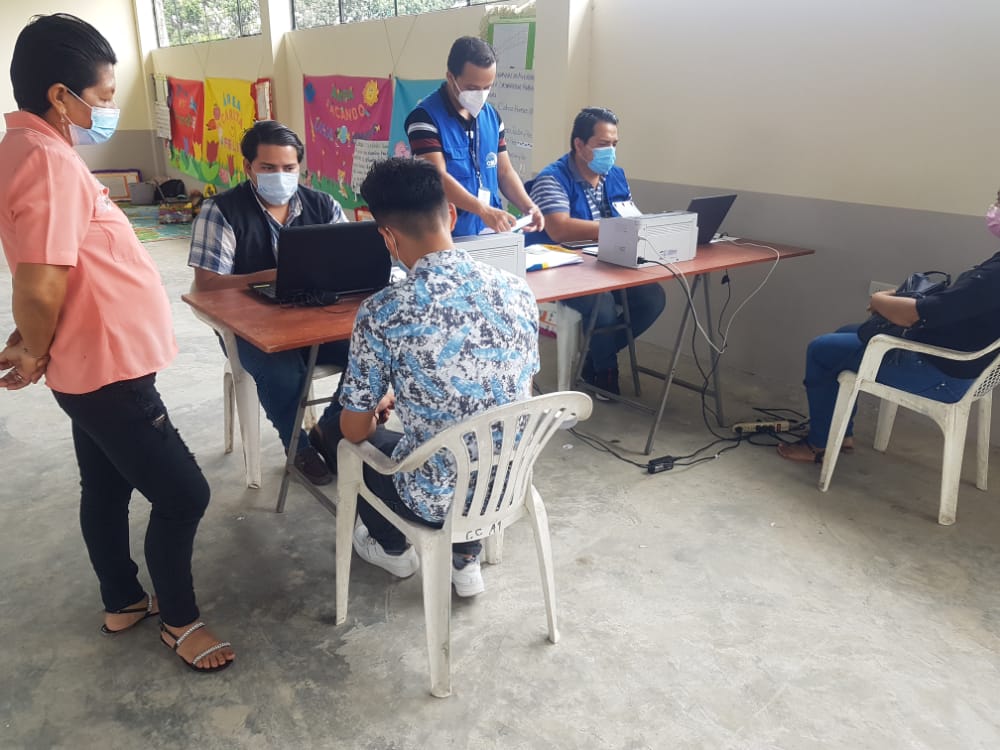 CNE_LosRios's tweet photo. #CNEInforma | La brigada #CambiaTuDomicilio se encuentra atendiendo a los usuarios del sector #AguasFrias del cantón #Mocache con la finalidad de acercar tu lugar de votación para las próximas elecciones. Recuerda el trámite es personal. https://t.co/UuGNL9oT4z