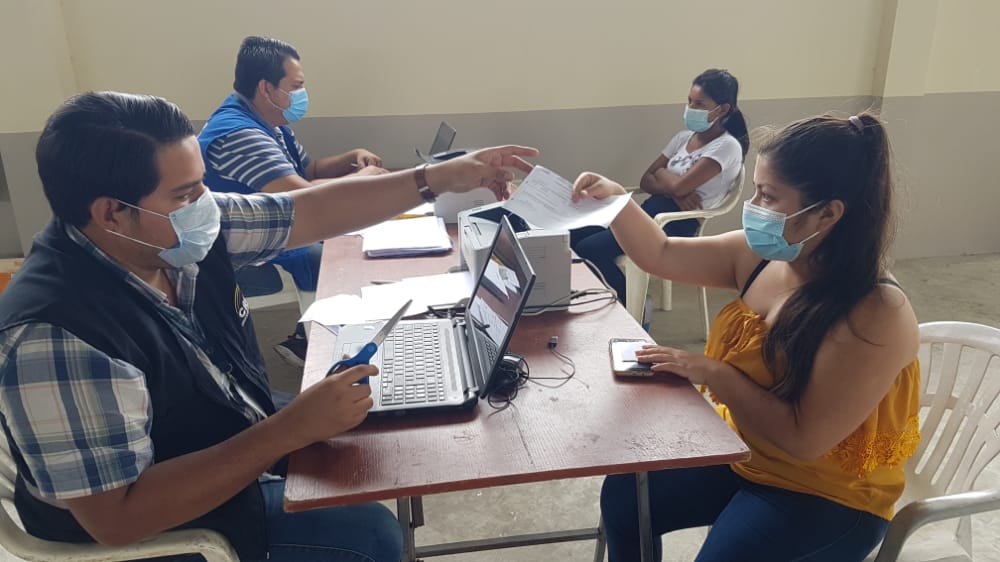 CNE_LosRios's tweet photo. #CNEInforma | La brigada #CambiaTuDomicilio se encuentra atendiendo a los usuarios del sector #AguasFrias del cantón #Mocache con la finalidad de acercar tu lugar de votación para las próximas elecciones. Recuerda el trámite es personal. https://t.co/UuGNL9oT4z