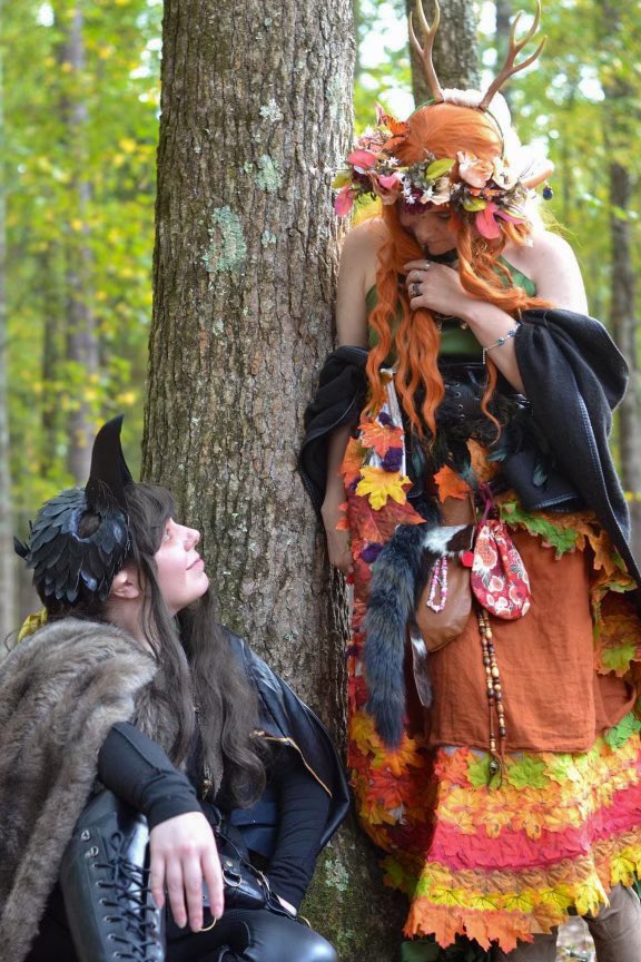 HelloMrDanni's tweet photo. I’m finally all caught up so Happy Thursday everyone. Have a photo from @arinhoneybee &amp; my wedding shoot. 📸 by @Sunnyisquirky 
#criticalrole #CriticalRoleCosplay @CriticalRole @VoiceOfOBrien @Marisha_Ray https://t.co/gxrk5lhTIe