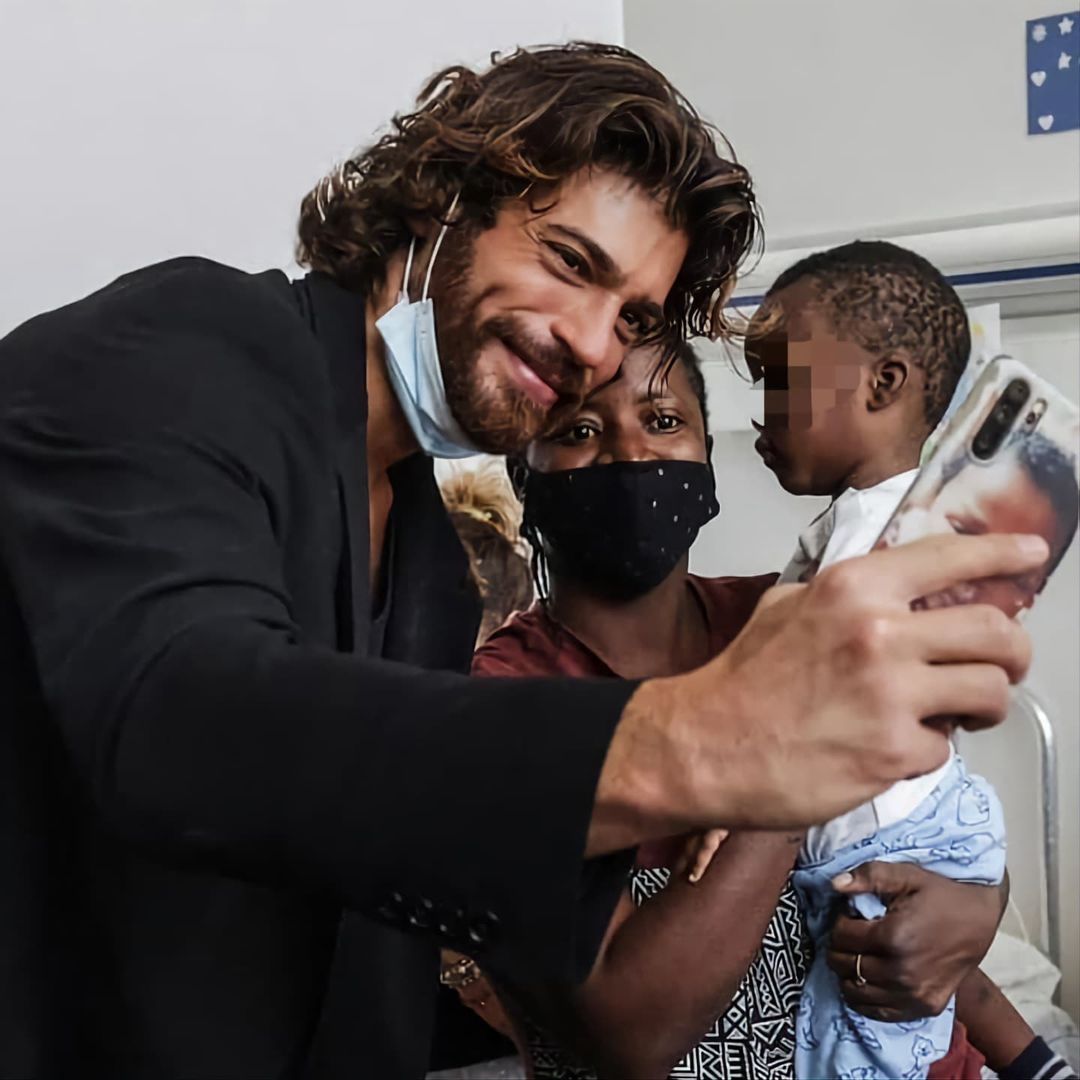 Uma imagem linda de se vê 
Cada dia que passa me apaixono mais pelo ser humano que Can é.. 
Obrigada por você existir em nossas vidas .

#CanYaman 
#CanYamanForChildren