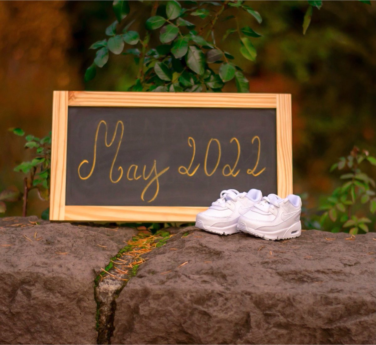 Cdunn19's tweet image. The 𝒃𝒊𝒈𝒈𝒆𝒔𝒕 blessing of them all: we are 𝒔𝒐 excited and happy to be adding a new member to our family in 2022! 
✨👶🏽🐓🐓🐓🐓🐓🐈🐈🐈✨

Photo cred:📸@KP_KaylaMarie