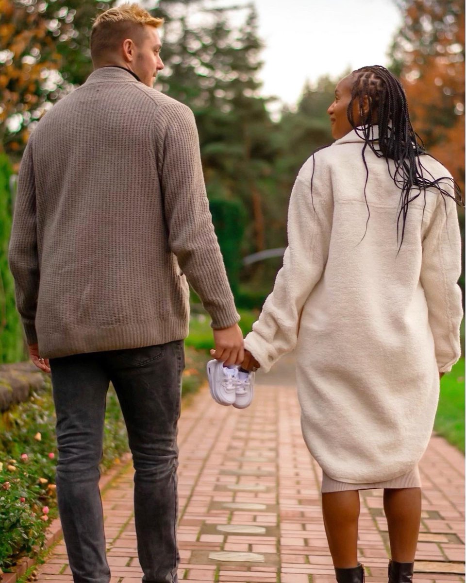 Cdunn19's tweet image. The 𝒃𝒊𝒈𝒈𝒆𝒔𝒕 blessing of them all: we are 𝒔𝒐 excited and happy to be adding a new member to our family in 2022! 
✨👶🏽🐓🐓🐓🐓🐓🐈🐈🐈✨

Photo cred:📸@KP_KaylaMarie