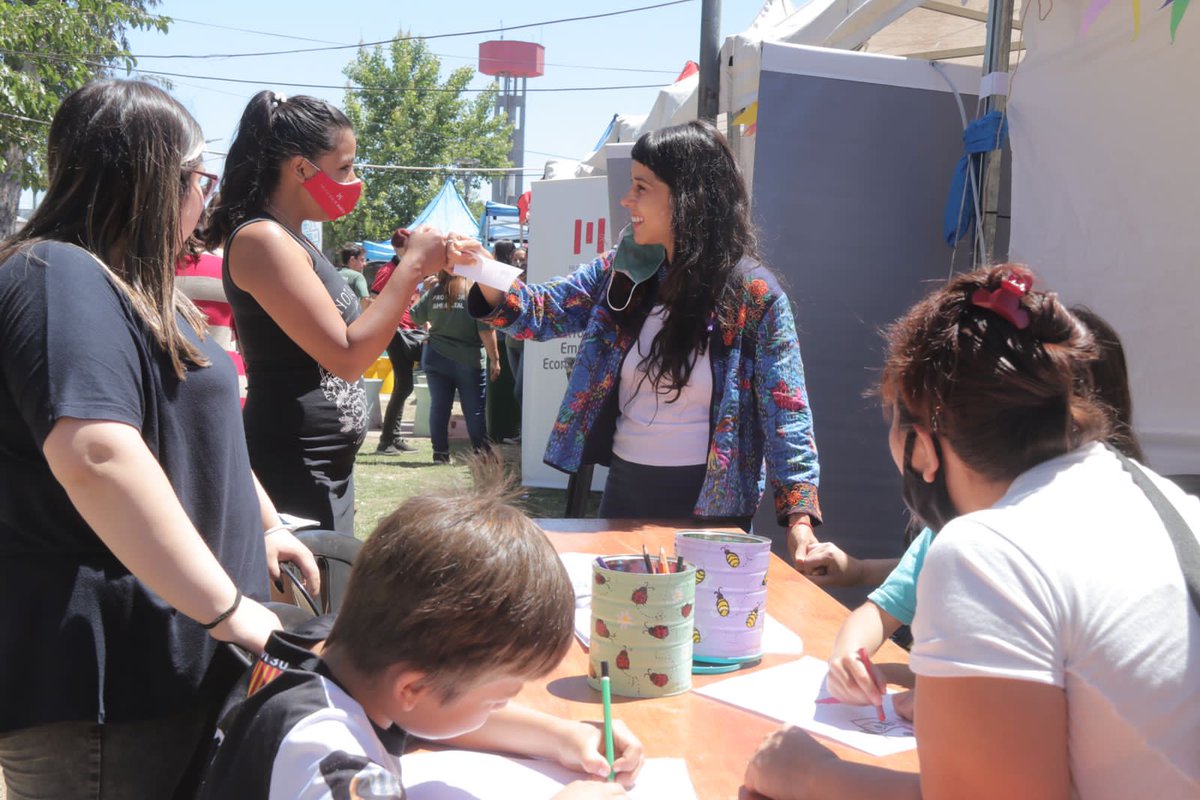 LetiGuerrero021's tweet photo. Hoy en el operativo "En tu barrio con vos", en el Barrio Carlos Gardel, nos encontramos con las vecinxs que se acercaron a realizar trámites y acceder a prestaciones, cerca de su casa.
Creemos en un Estado presente que llegue a todos los rincones del distrito. 
#ArgentinaAvanza https://t.co/Du75xNQn39