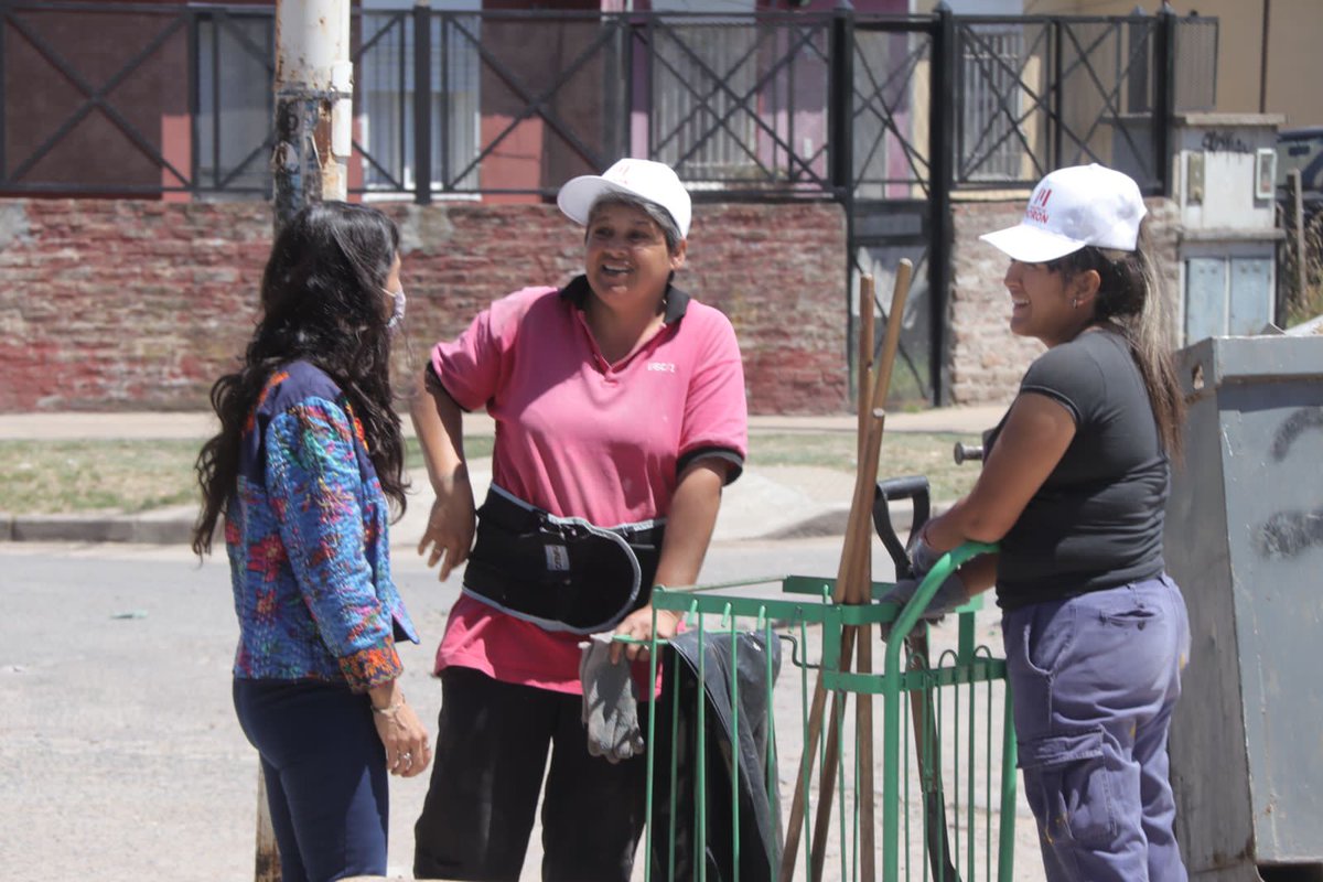 LetiGuerrero021's tweet photo. Hoy en el operativo "En tu barrio con vos", en el Barrio Carlos Gardel, nos encontramos con las vecinxs que se acercaron a realizar trámites y acceder a prestaciones, cerca de su casa.
Creemos en un Estado presente que llegue a todos los rincones del distrito. 
#ArgentinaAvanza https://t.co/Du75xNQn39