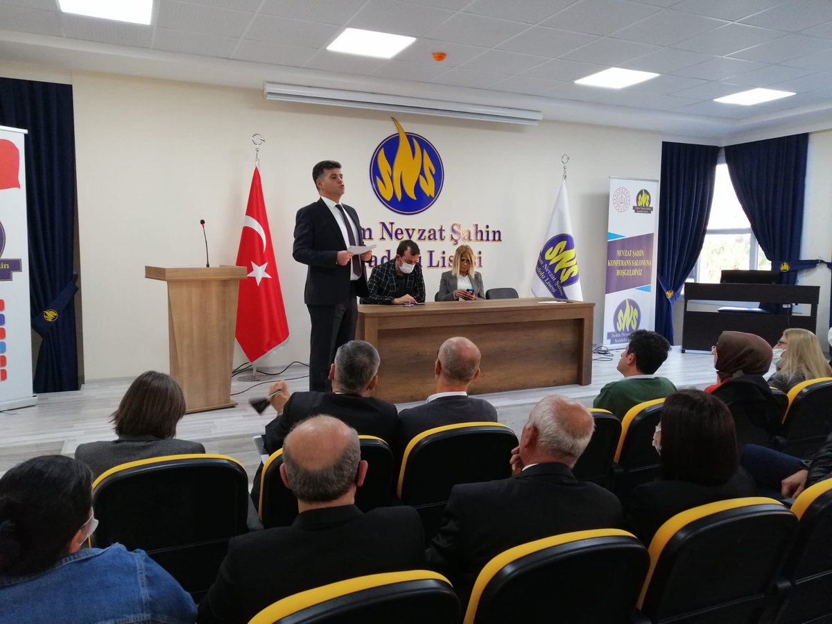 Selim Nevzat Şahin Anadolu Lisesi 10.11.2021 tarihinde konferans salonunda 11. sınıf velilerini ağırladı. Gerçekleşen toplantıda branş öğretmenleri ve öğrenci velileri bir araya geldi.