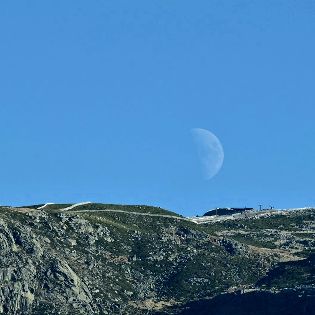 Estherfmoro's tweet photo. Luna sobre La Covatilla, en Béjar.  
@tiempobrasero https://t.co/XlBKapPbGN