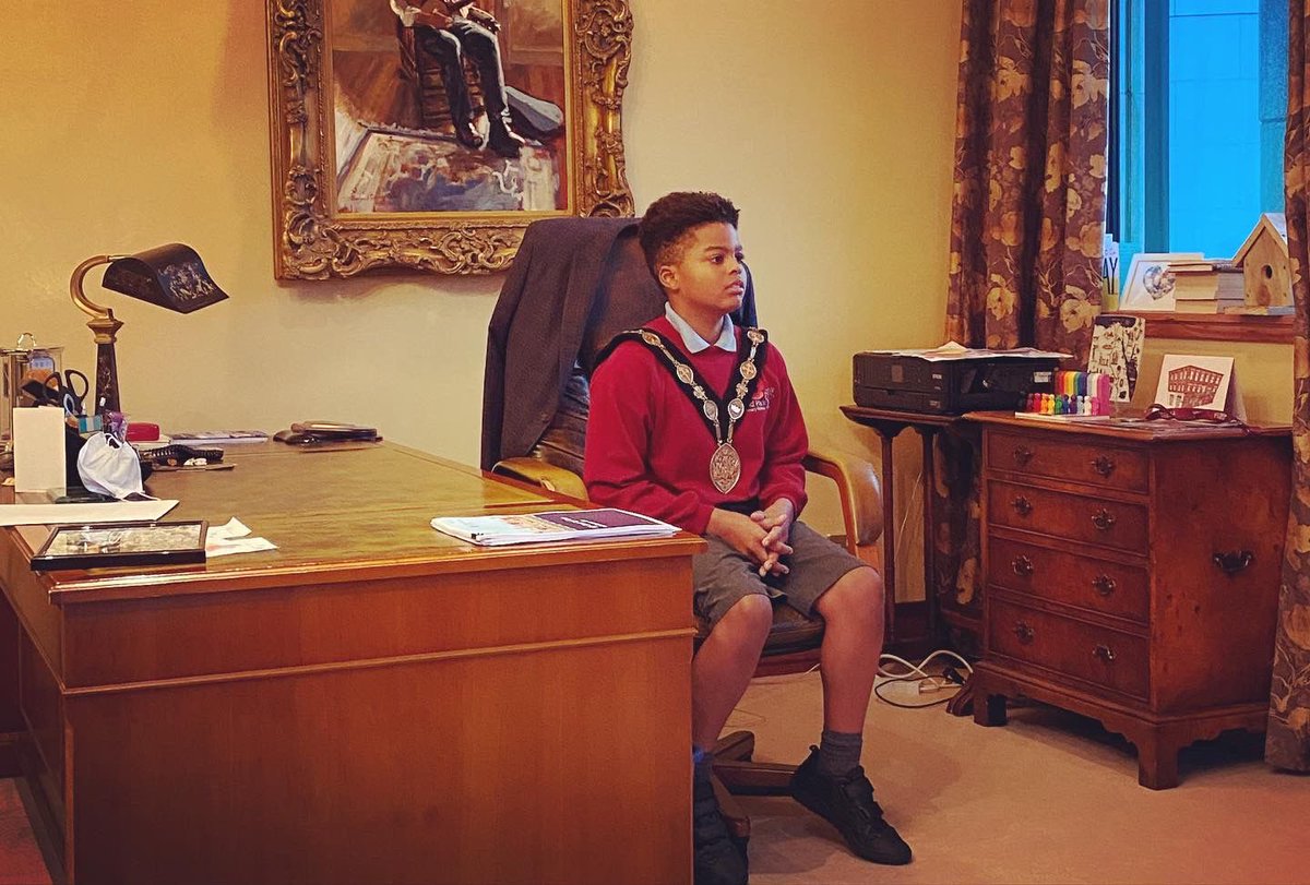 pondparkprimary's tweet photo. It was a special day for our Ulster Wildlife Calendar winner who got to meet @lisburnccc Mayor Stephen Martin and visit the chambers. https://t.co/IlONFeApKx