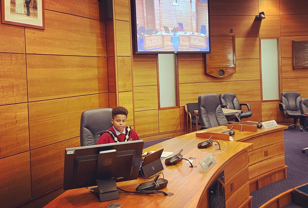 pondparkprimary's tweet photo. It was a special day for our Ulster Wildlife Calendar winner who got to meet @lisburnccc Mayor Stephen Martin and visit the chambers. https://t.co/IlONFeApKx