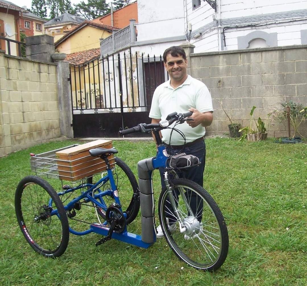 jai_cabra's tweet photo. Le acaban de robar a mi hermano con parálisis cerebral su medio de transporte, no...de vida, en San Lázaro, Oviedo. Si veis a alguien con esa bicicleta que no sea él, por favor comunicar a la policía. Gracias. https://t.co/f1hfAeZWYN