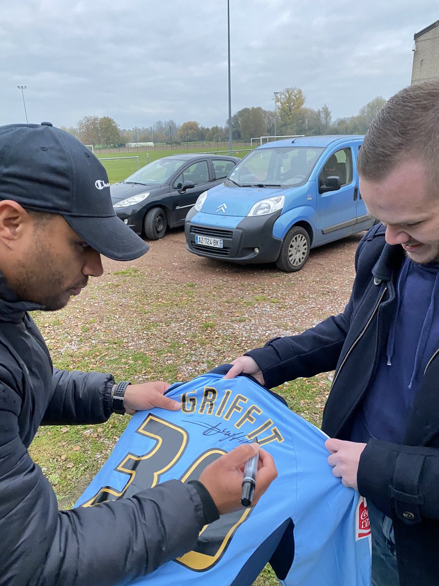 SouthamptonFCFR's tweet photo. Belle rencontre aujourd’hui avec notre ex-Saints @elgdix ! Merci beaucoup pour ce moment et la signature d’un maillot bien précieux de ma collection 😇 https://t.co/TGnMmgylDm