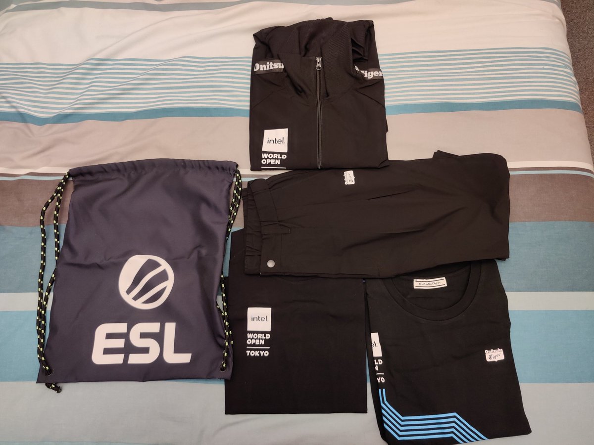 CraftmanRL's tweet photo. Think mine got stuck in customs for a while, but finally got here! Shoutout to @ESL and @OnitsukaTiger for the #IntelWorldOpen merch drop. Been looking forward to lounging about in the comfy trousers 😃 https://t.co/T4N5H1fYlx