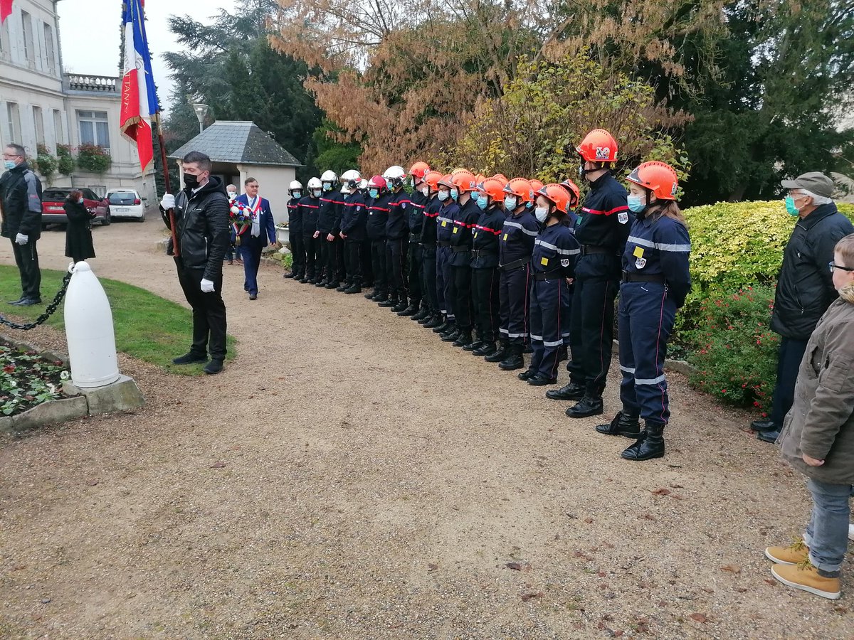 jgou60's tweet image. #11nomvenbre🇫🇷 les sapeurs pompiers et jeunes sapeurs pompiers de Liancourt étaient nombreux présents sur ce matin pour la commémoration de l'armistice de 1918. Merci aux personnels qui malgré la fraîcheur de novembre ont répondu présents pour exercer le #devoirdememoire.