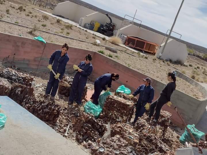 paso_104's tweet photo. #PasoDeIndios 

Los Jóvenes que Integran Coop Biomapu 👍

🔸️Estuvieron haciendo limpieza y mantenimiento de la planta. https://t.co/t1ghFGh4F4
