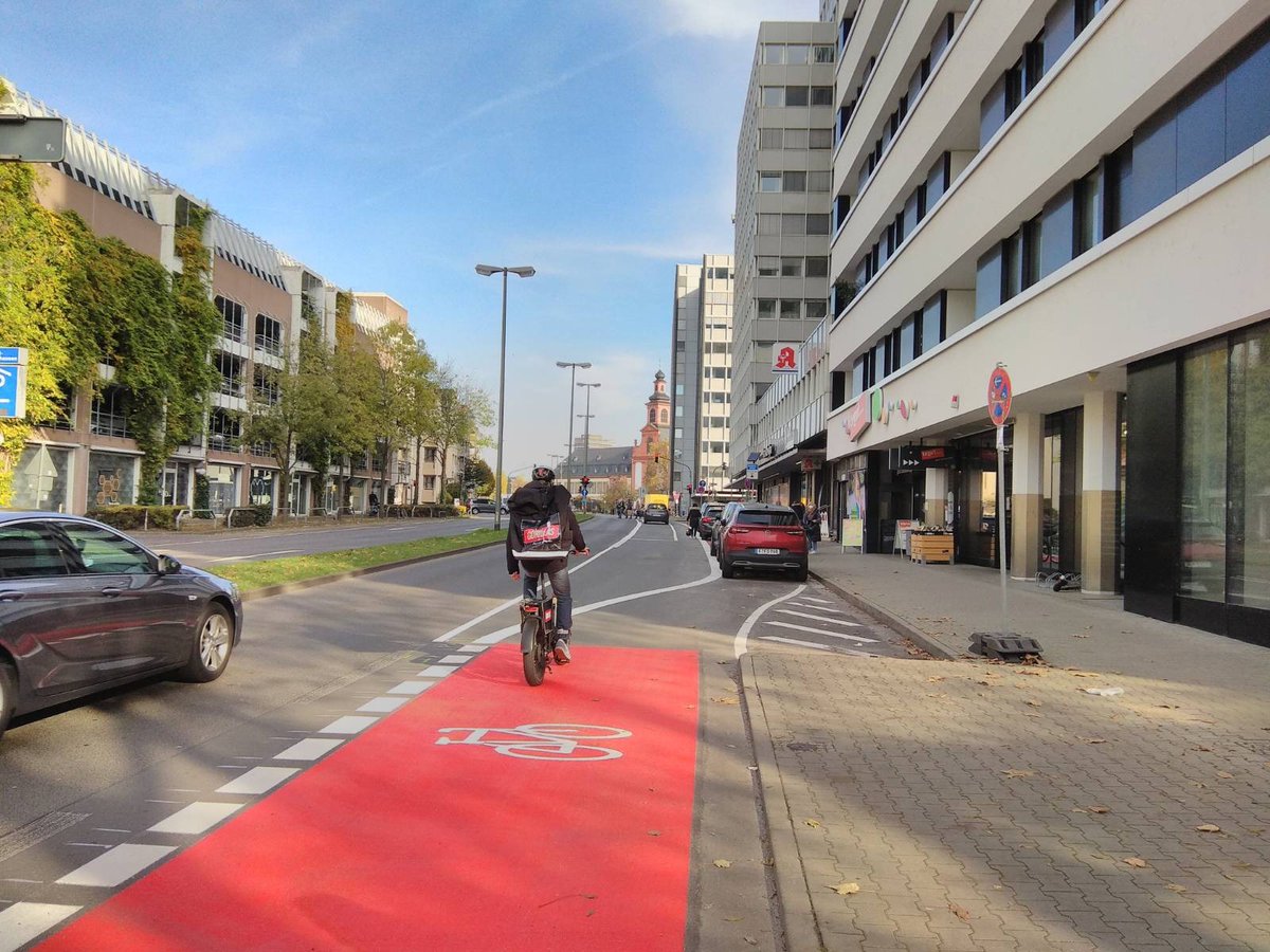 Noch im Sommer haben wir auf der #WalterKolbStrasse einen #PopUpRadweg eingerichtet (radentscheid-frankfurt.de/2021/06/erfolg…) und diese Woche hat die Stadt dort einen neuen Radweg markiert. Zufall? Nur die #Falschparker müssen sich noch dran gewöhnen...