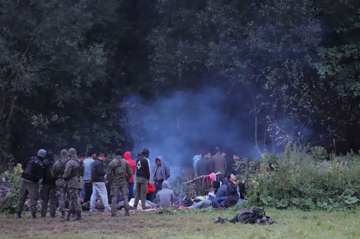 RasaOstrauskai2's tweet photo. At today's @OSCE PC, 🇪🇺 condemned the orchestrated instrumentalization of human beings  by 🇧🇾 for political purposes. Groups of migrants are escorted by armed 🇧🇾 security forces towards the borders of EU member states with the aim to force illegal entries. https://t.co/xWCf76L7md