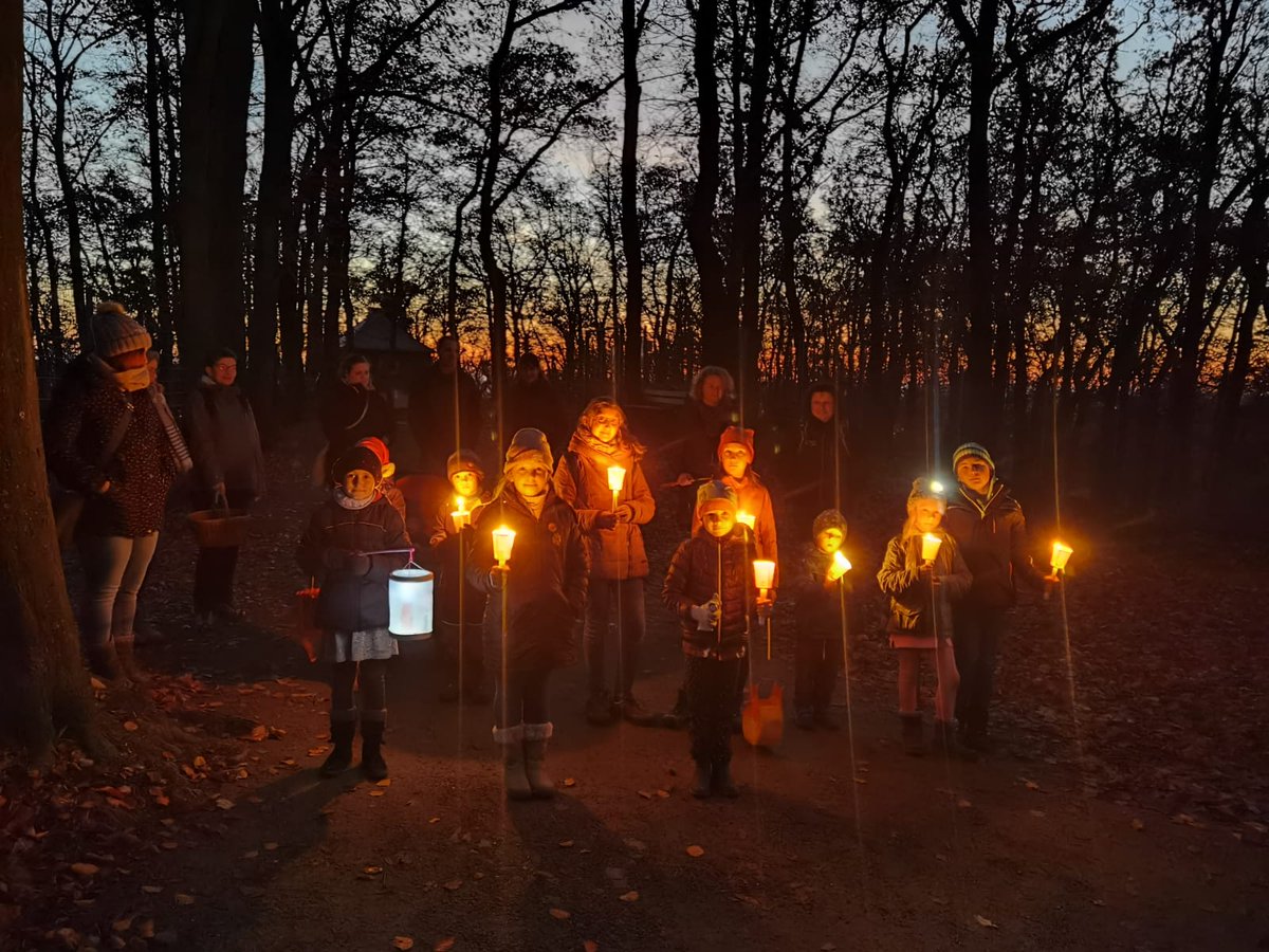 PbW_LVTh's tweet photo. Es ist besser, ein Licht anzuzünden, als über die Dunkelheit zu klagen.
Die Nebelläufer zeigen uns, wie schön das sein kann. 
#proudtobescout #StMartinsDay https://t.co/pFiay6gAkl