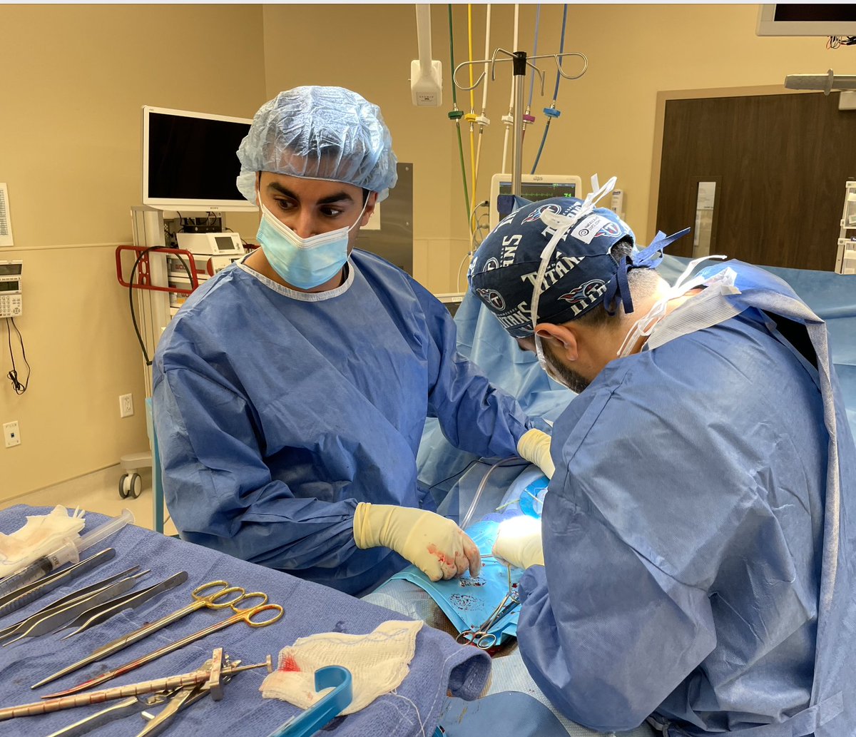 JustinHoumanMD's tweet photo. Working with my friend and colleague @drafsharofficial in the operating room. #theoperatingroom #colleague #work https://t.co/kW7CMBiCzj