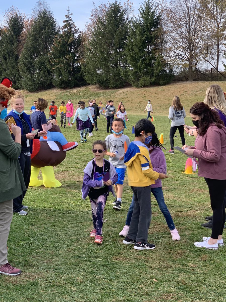 MrH62162056's tweet photo. Third grade and staff taking their turn running the Turkey Trot ‘21 ⁦@hcpss_gces⁩ ⁦@GCESPTA⁩ ⁦@GormanTeam⁩ https://t.co/WdynGypv6s