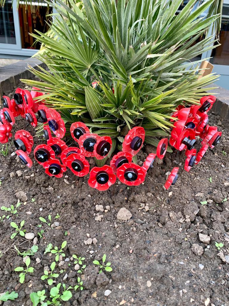 HPAstudio16's tweet photo. A lovely tribute to Remembrance Day from a talented yr8 art club https://t.co/57qcPULmdo
