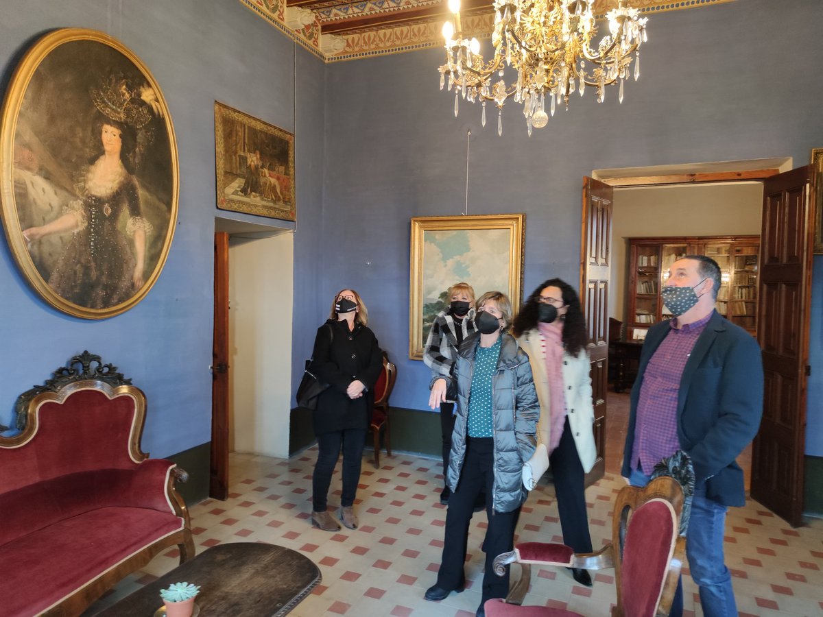 Dipta_cat's tweet photo. Acompanyades per l'alcaldessa d'#elRourell, Carme Basora, i els regidors i regidores, la presidenta @nllaurado i les diputades Marta Blanch i @Cami_Cambrils coneixen de prop l'emblemàtic Castell dels Marquesos de Vallgornera, avui espai per a esdeveniments. 🏰
#FortídelRourell https://t.co/sMvqsPgk9Q