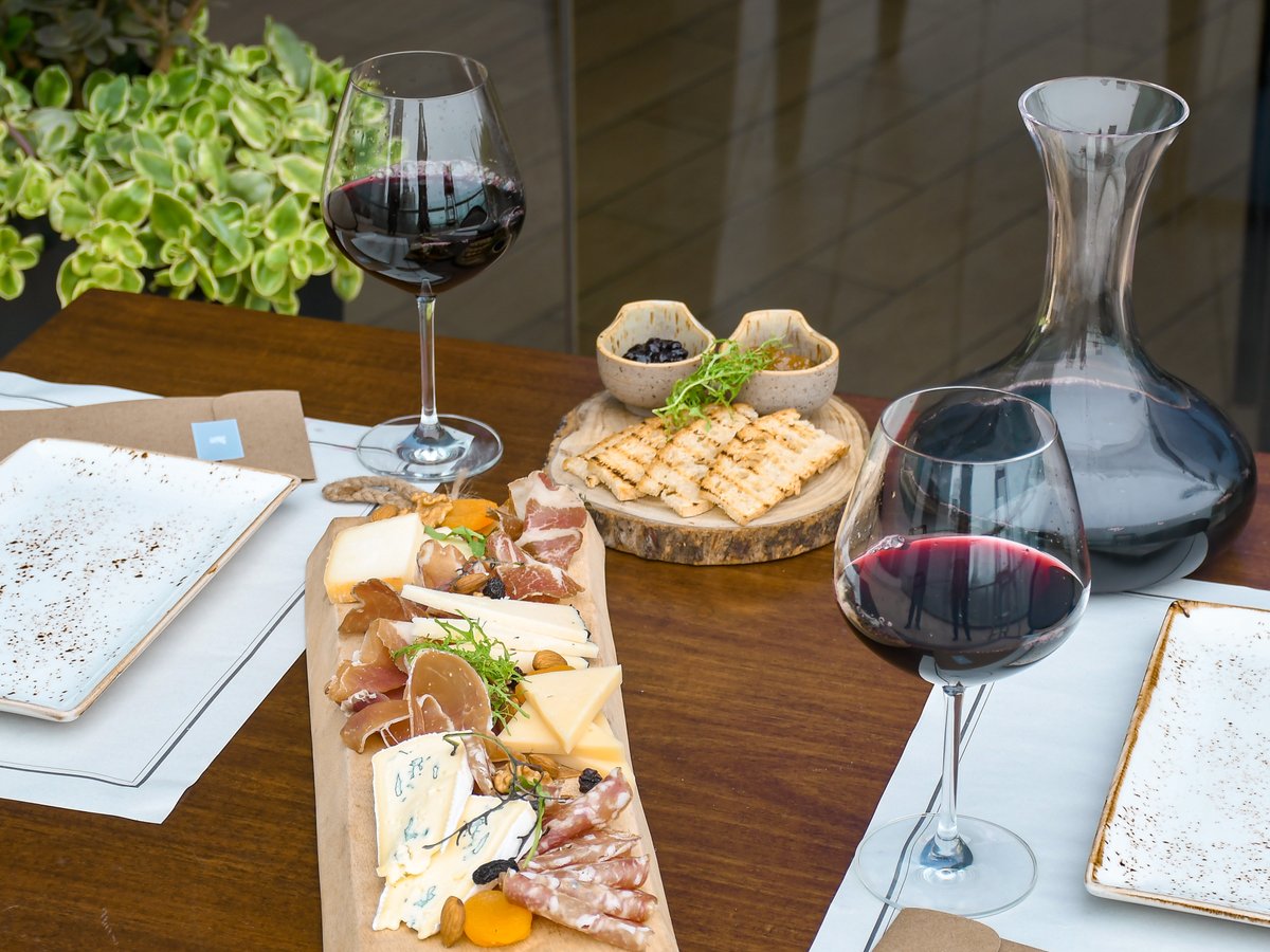 ¡Wine Sessions en la Terraza del Mar!
Disfruta de una fina selección de vinos y antipastos de miércoles a sábados de 7pm a 9pm 🍷 🧀
Informes: 📞 marrbnvy.com/6180JPgu4 / ☎️ 01217-7000 / 📩 lavista.lima@marriott.com