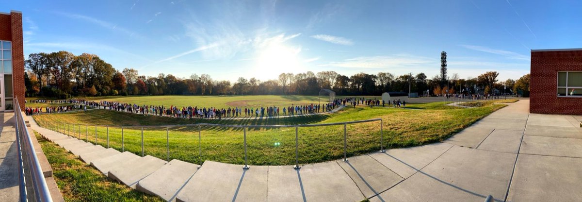 ThoreauMS's tweet photo. Thoreau Middle School’s first ever Veteran’s Day parade! #VeteransDay #ThankYouForYourService https://t.co/HbXmefLrEt
