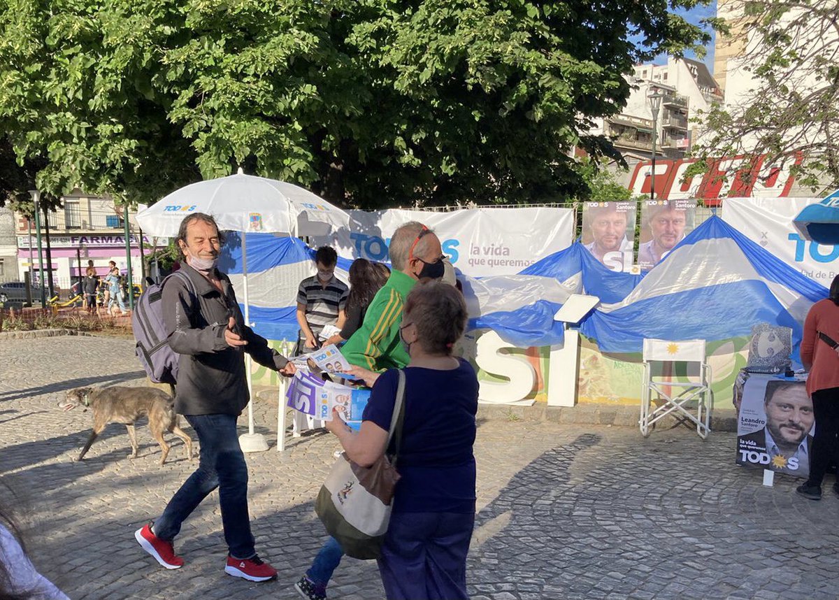AiresCaba's tweet photo. Al igual que vos, queremos un presente y un futuro mejor; con trabajo digno, con educación, con seguridad. Queremos que nuestro país crezca, con oportunidades para todos y todas. Por eso este domingo votamos mirando hacía adelante y le decimos #SÍ a la #ReconstrucciónArgentina 🇦🇷 https://t.co/qwzajiOv7W