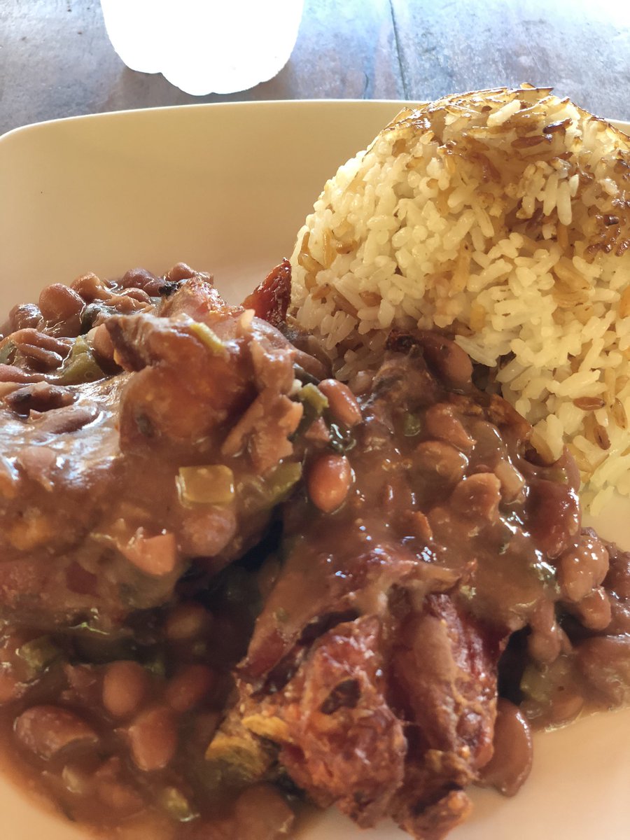 Paso por aquí ….. y le dejo esto …. Me retiro sin antes mandarles un abrazo a todos 👊🏻🙌🏻 seguiréis compartiendo varios temas 💯🇵🇦 salud , ah porotos con rabito ahumado y arroz frito a lo panameño !!