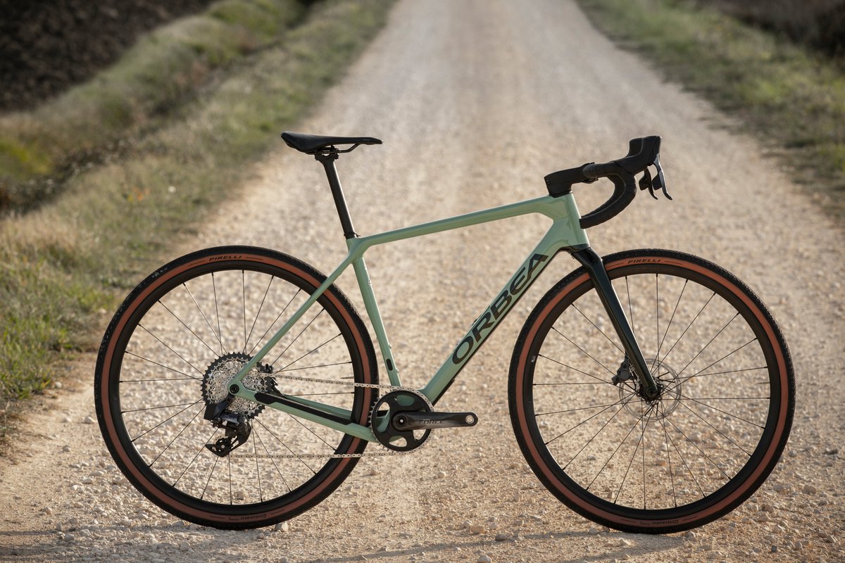 pelotonmagazine's tweet photo. .@orbea has completely overhauled its Terra gravel bike, updating it with a modern gravel geometry, internal storage and much more. We have details here: https://t.co/0rlY3boJkT
#Orbea #GravelBike #PelotonServiceCourse https://t.co/pI9E4DWnJX