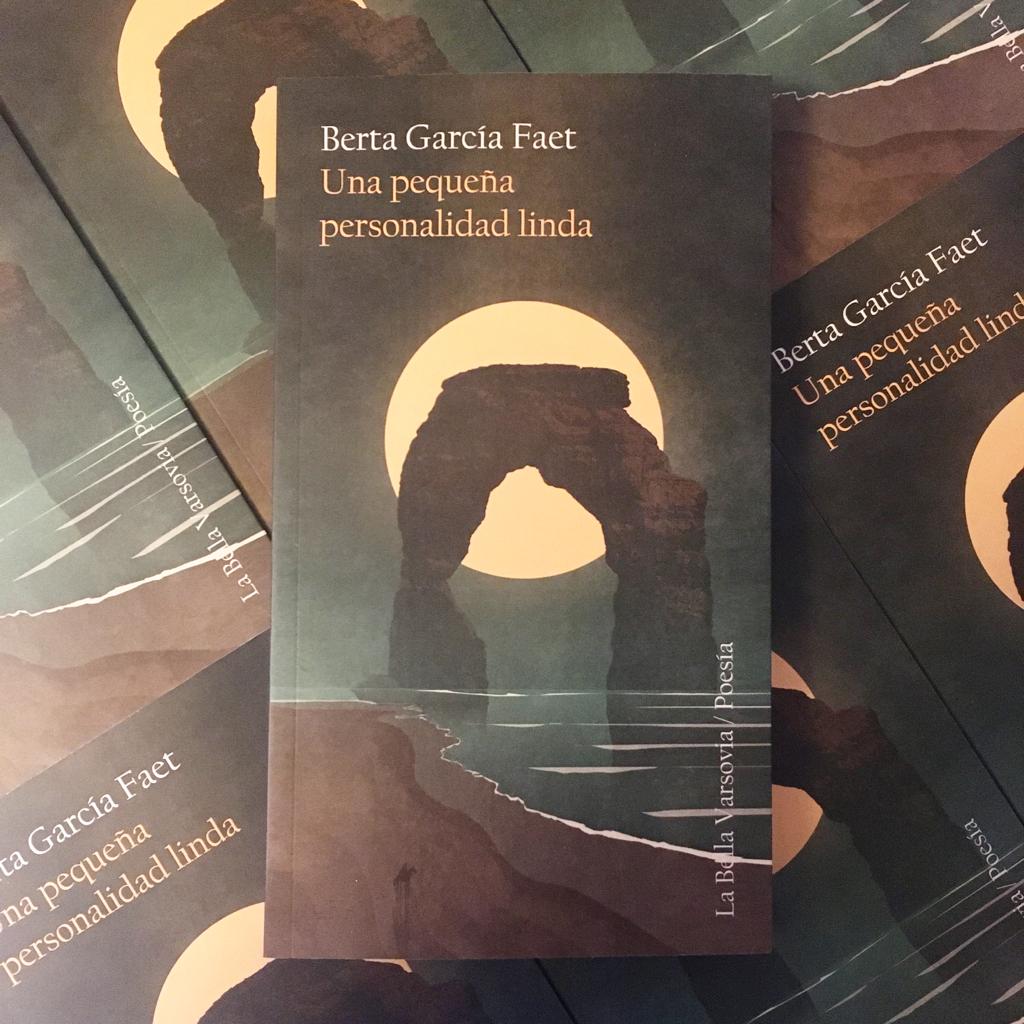 "Una pequeña personalidad linda" recoge las canciones de una voz que se aventura: relatos que nos hablan de un yo andarín que sigue adelante. Una nueva etapa en la #poesía de Berta García Faet, este lunes 15 de noviembre en librerías.

➕ todostuslibros.com/libros/una-peq…