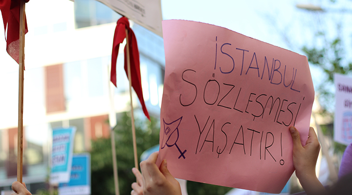 Ordu'da bir erkek, kendisinden boşanmak isteyen kadını aracıyla ezerek öldürdü
bit.ly/2YAxIo2