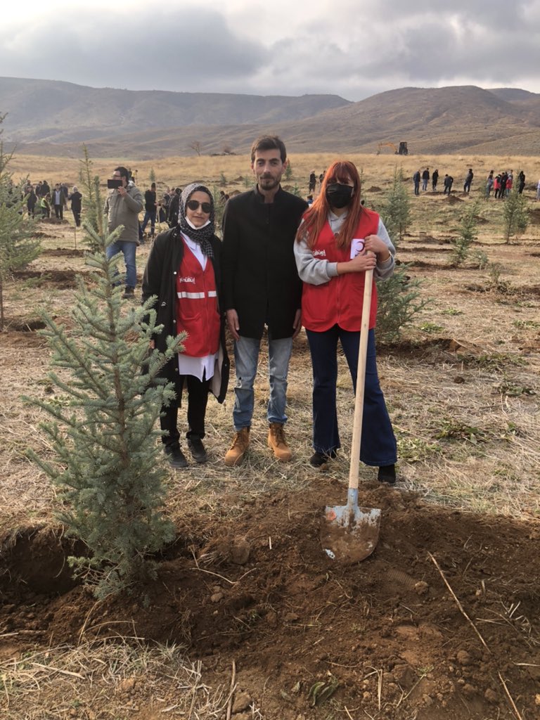 Türk Kızılay Bitlis (@bitliskizilay) on Twitter photo “Geleceğe Bizde Nefes Olduk”
#MilliAğaclandırma günü kapsamında Şube Başkanımız,Kadın Teşkilatı Bşk ve Gönüllü Gençlerimiz <a href="/BitlisErenuniv/">.</a> Rahva yerleşkesindeki etkinliğe katılıp fidan diktiler.Daha güzel daha yeşil bir Bitlis için görevimizi yaptık.<a href="/BitlisValiligi/">Bitlis Valiliği</a> <a href="/Kizilay/">Türk Kızılay</a> “Geleceğe Bizde Nefes Olduk”
#MilliAğaclandırma günü kapsamında Şube Başkanımız,Kadın Teşkilatı Bşk ve Gönüllü Gençlerimiz <a href="/BitlisErenuniv/">.</a> Rahva yerleşkesindeki etkinliğe katılıp fidan diktiler.Daha güzel daha yeşil bir Bitlis için görevimizi yaptık.<a href="/BitlisValiligi/">Bitlis Valiliği</a> <a href="/Kizilay/">Türk Kızılay</a>