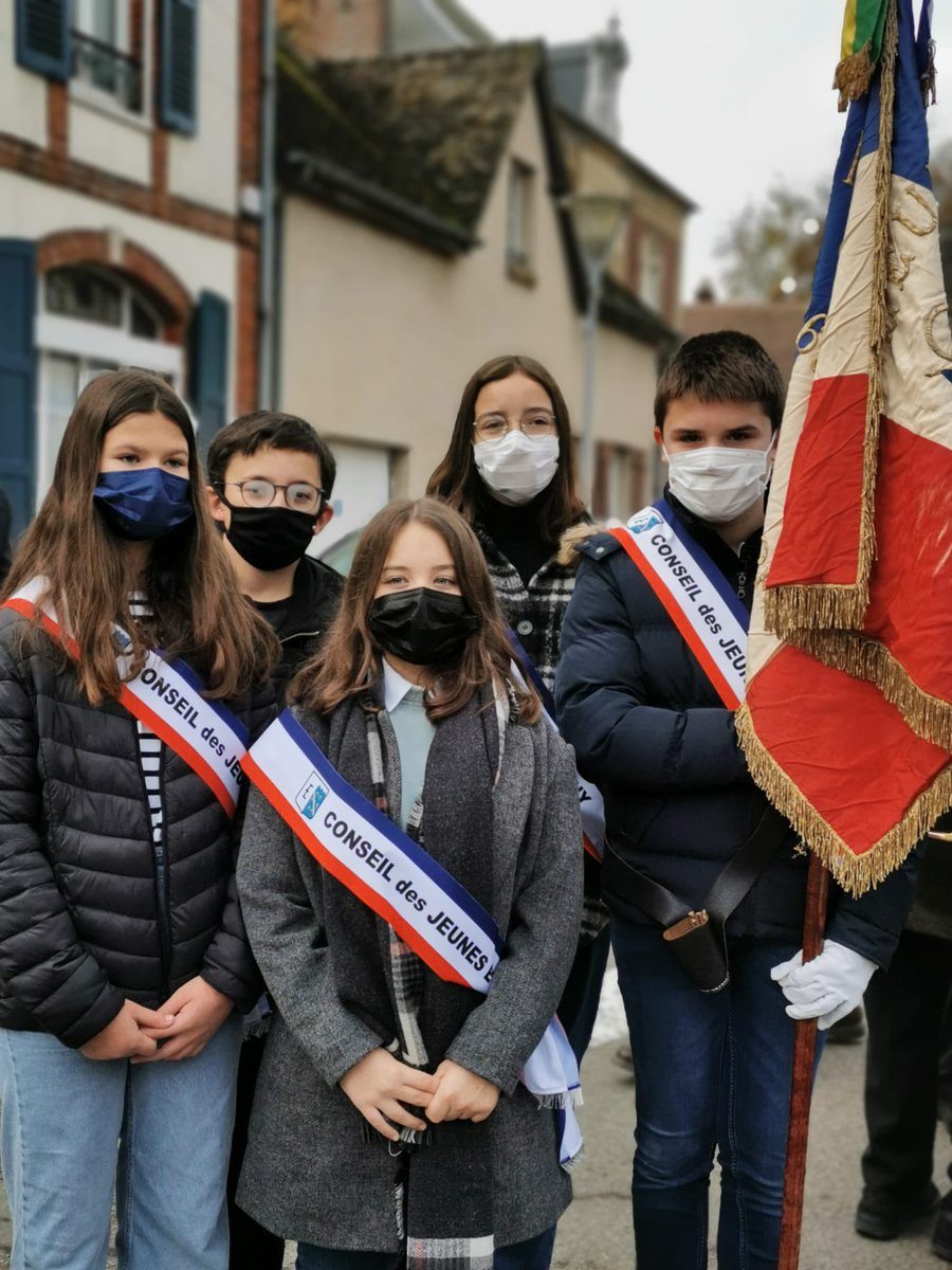 CLGAnquetin's tweet photo. Bravo à nos jeunes du @CLGAnquetin qui ont admirablement représenté la jeunesse d’#Etrépagny au sein du #ConseilMunicipaldesJeunes de leur ville en cette journée de commémoration du #11novembre. Devoir d’#histoire, 
devoir de #mémoire. 
@dsden27 @ac_normandie https://t.co/lE4lursGcw