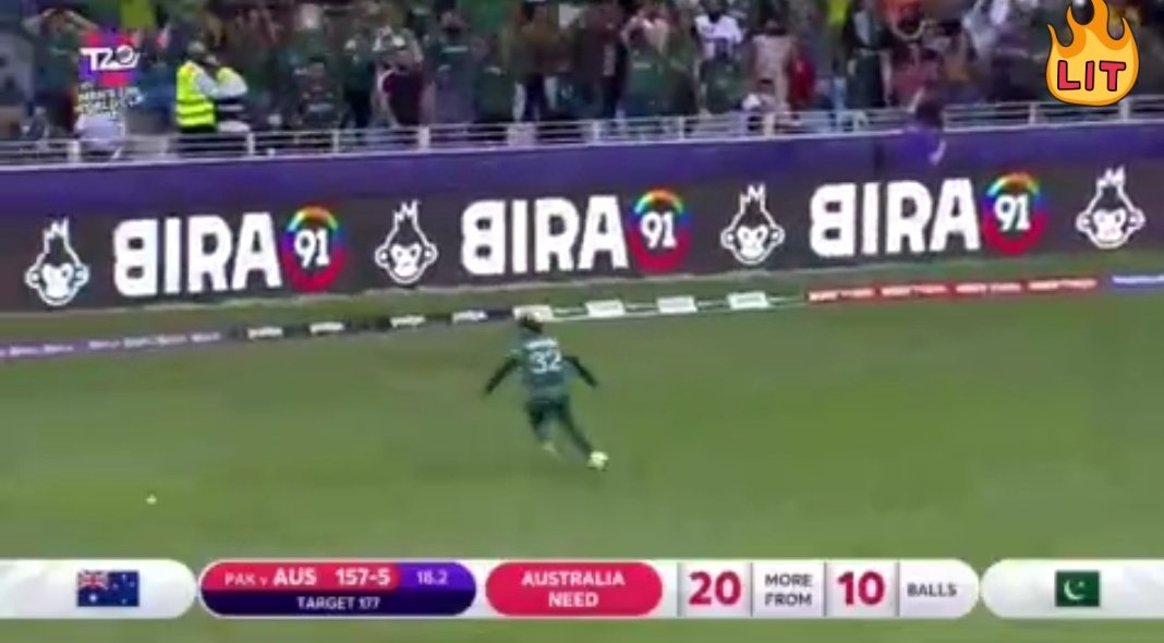 IhappyCherry's tweet photo. Hassan Ali dropped the world cup trophy of Pakistan💔. #AUSvPAK #PAKvAUS #T20WorldCup #PAKVSAUS https://t.co/AYcWuEHSR8